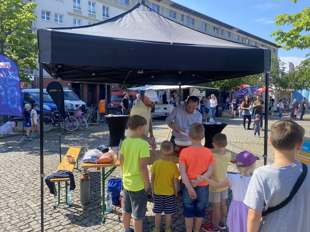 Zuckerwatte muss Man(n) können. Heute auf dem #Hugenottenplatz in #FranzösischBuchholz. Definitiv nicht meine Kernkompetenz. Ich versuch’s weiter mit Politik.