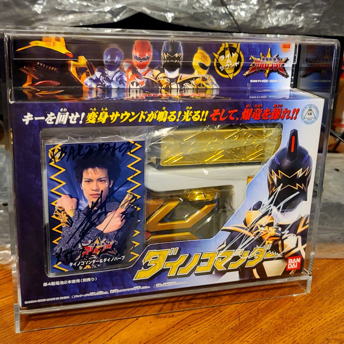 HERO3TOYS's tweet photo. Signed by 阿部薫 (Kaoru Abe).
#アバレンジャー
#bakuryuusentaiabaranger #abareblack
#supersentai #abaranger #dinocommander https://t.co/GuiX0qQOBp