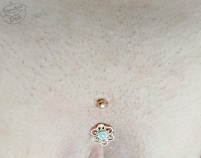 I just got new jewelery for my Christina piercing and it's so cute!!! 🥺 If you wanna see full pic, head