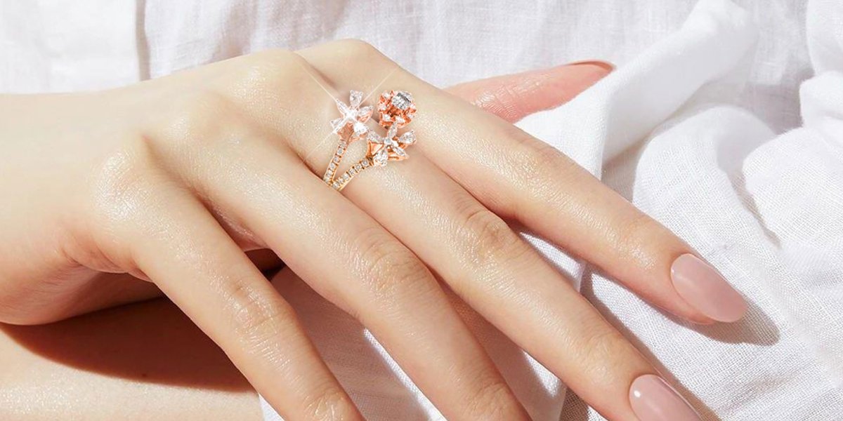 RoyaleDiamonds1's tweet photo. The power that simplicity holds is unmatchable. Don our Rose Gold Wedding Diamond Ring crafted especially for you. Visit our website to know all the details about this masterpiece!
#RoyaleDiamonds #DiamondJewellery #Diamonds #Jewellery #RoyaleCollection #DiamondCollection https://t.co/m0NgeGvfPj
