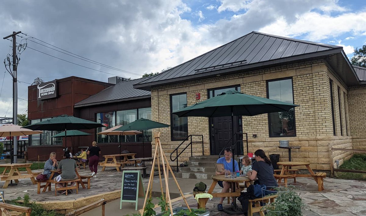 brewerytravels's tweet photo. Brewery 674: @Tanzenwald. Northfield, MN. Fav beer: Captain Aure (Salted Grapefruit IPA). Originally built in 1887 as the city's municipal water building, this structure would also become a creamery before opening as a brewery in 2017. Cool exposed beams and hanging tin ceilings. https://t.co/xjGBqCAcaB