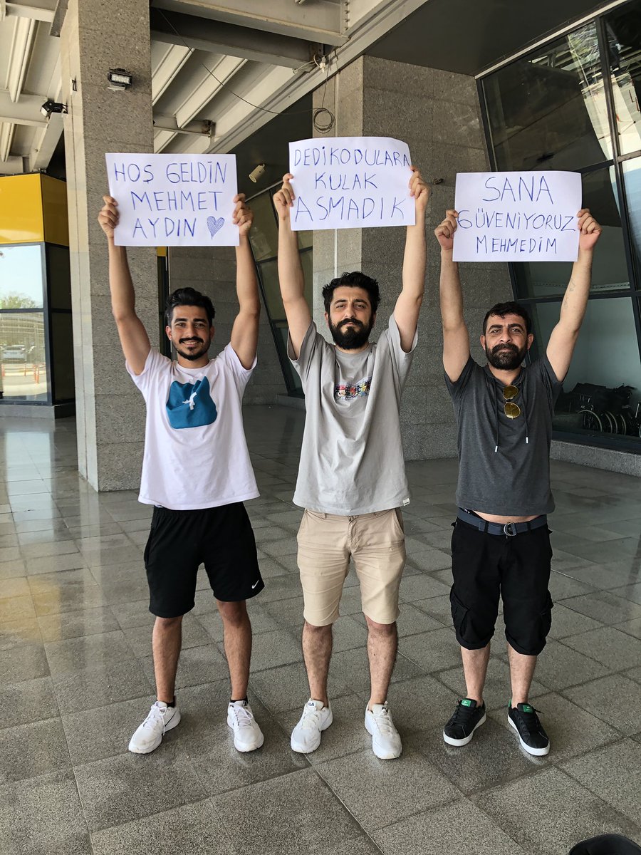 Mehmet Aydın’ı karşılamak için alandayız.