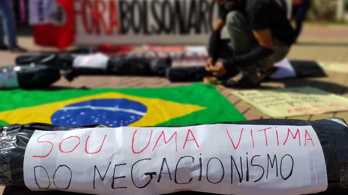 Nessa manhã,  movimentos Populares e Organizações da Sociedade Civil realizam ação simbólica no centro de Canindé (CE).

#3JForaBolsonaro #3JForaBolsonaroGenocida  #3J 
#QuarentenaSemTerra

📷 Renato Araújo, <a href="/MST_Oficial/">MST Oficial</a>
