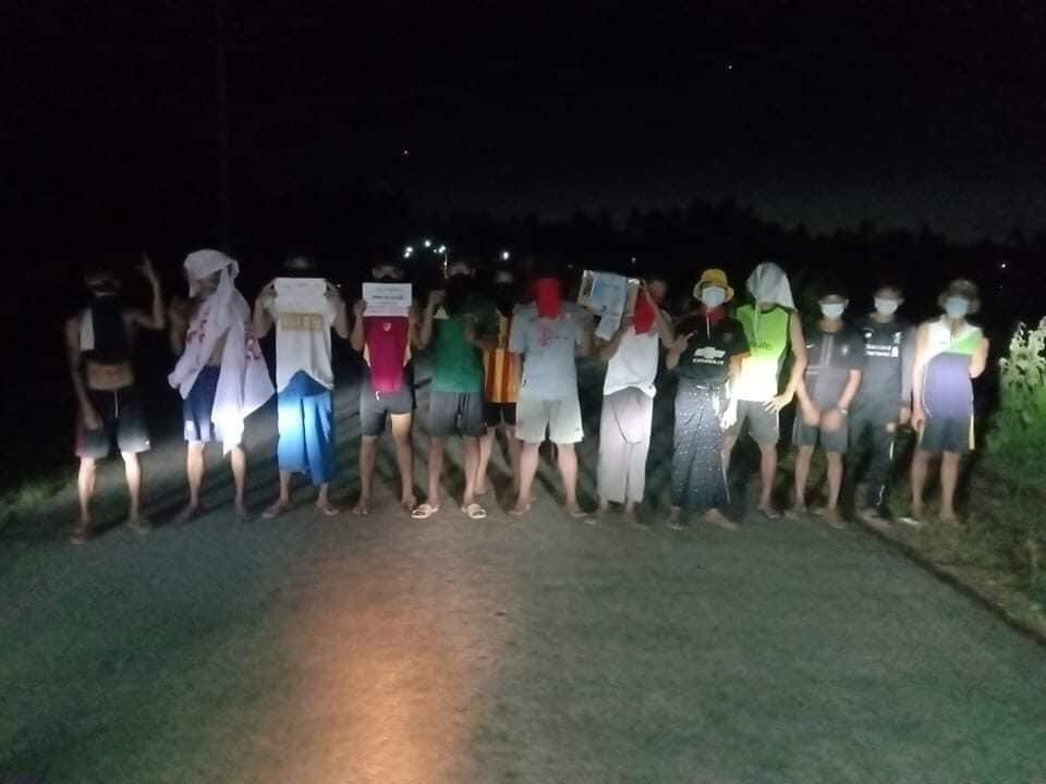 Htethte33548428's tweet photo. The southern strike in #Dawei staged a night strike to overthrow the dictatorship and made a coffin representing Min Aung Hlaing tonight. 

#MurdererMinAungHlaing #WhatsHappeningInMyanmar #July3RevileStrike https://t.co/FSN508berj