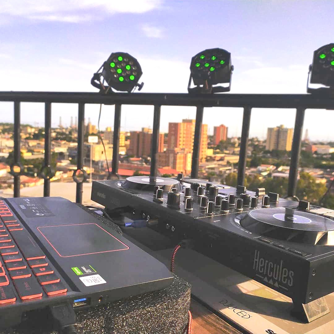 herculesaudio's tweet photo. #SetUpSaturday The DJControl Inpulse 500 surrounding the city of Oreda in Venezuela ! 🤩🌆
Thanks @djdarwinc on IG for the pic! Share yours too and tag us. 📷
.
.
.
#ShowYourMix #Inpulse500 #HerculesDJ #DJgear #DJcontroller #CityView https://t.co/Ze9B46WSXf