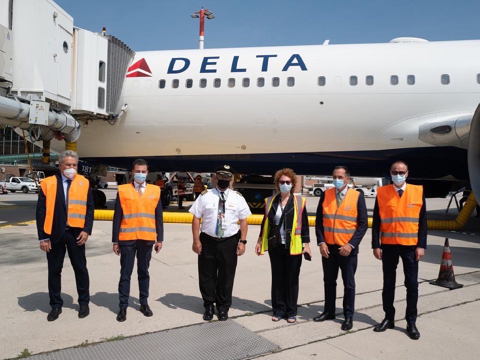 FedericoCaner's tweet photo. ✈️ 🇺🇸 Tornano i turisti americani! 
Questa mattina al Marco Polo abbiamo salutato il ritorno dei turisti della Delta Air Lines che ha riattivato i voli dall’aeroporto JFK di New York a Venezia. A partire dal 5 agosto riprenderanno anche i collegamenti da Atlanta. https://t.co/QVsUVJTvAS