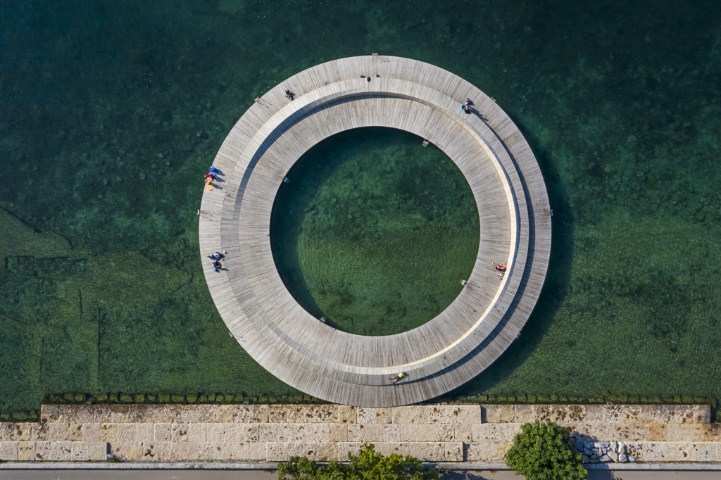 MySwitzerland_e's tweet photo. #ExcursionTip: Soak up that South Seas feeling on the urban beach in @GeneveTourisme. A pebble beach, wooden swimming pool and a green park all invite you to linger. Find out more here: https://t.co/dxDxc4BVDY https://t.co/rvEZaV34lr
