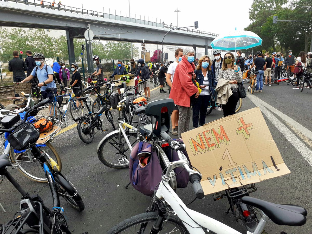 carlacastelo's tweet photo. Reduzir as velocidades, dar melhores condições de segurança para quem anda a pé e de bicicleta, proteger as pessoas = Melhor qualidade de vida para tod@s!
Vigília pelo fim dos atropelamentos esta manhã em Lx #podiasereu #podiassertu #nemmaisumavítima https://t.co/nhCpTCpSFR