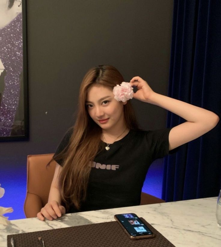 06hcark's tweet photo. do we all agree that ningning looks hella beautiful with her brown hair https://t.co/ICNGQG0b2b