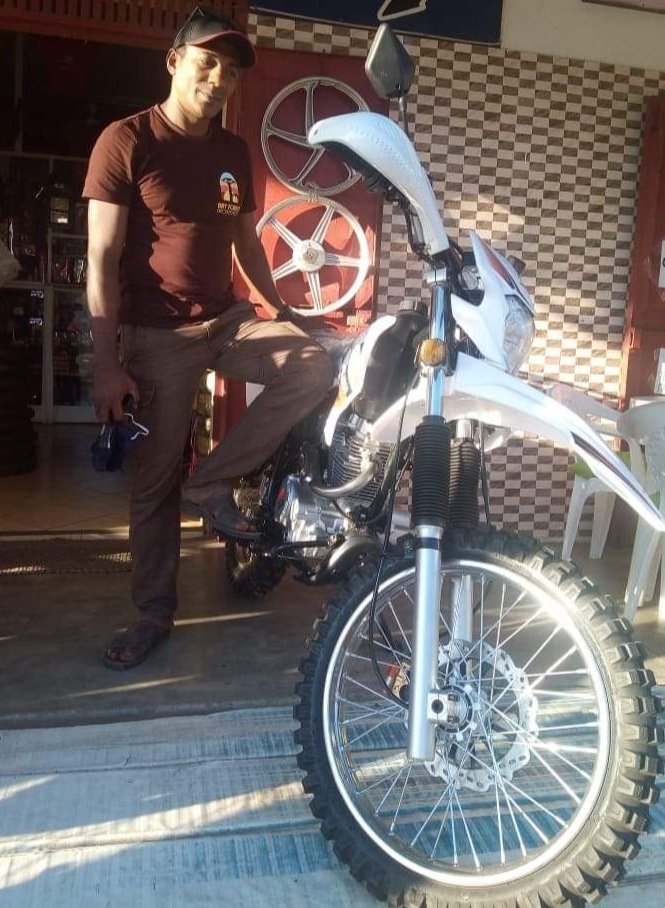 DryForestBaobab's tweet photo. La moto de #DryForest est sur terrain grâce à vos contributions à la première campagne de crowdfunding. Désormais, c'est plus facile et plus rapide de relier  Belo sur Mer, Ambararata, Marofihitra, Morondava et la forêt du Kirindy Mitea. 
Misaotra tompoko!
#savebaobabs #baobabs https://t.co/cxkhZbKNZr