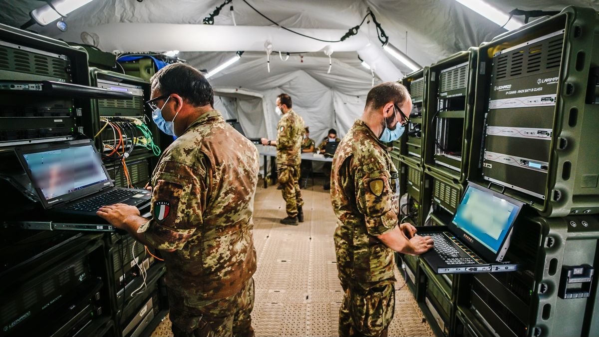 CiroNappi6's tweet image. Show of capability of #NEC (Network Enabled Capabilities) Force of the 🪖 🇮🇹 Italian Army. A total connection guaranteed by the stationed server areas, to the mobile systems as TC2, Situation Awareness and C4N installed on the VBM #Freccia FV 8x8 and IVECO #VTLM2 &quot;Lince 2&quot; 4x4.