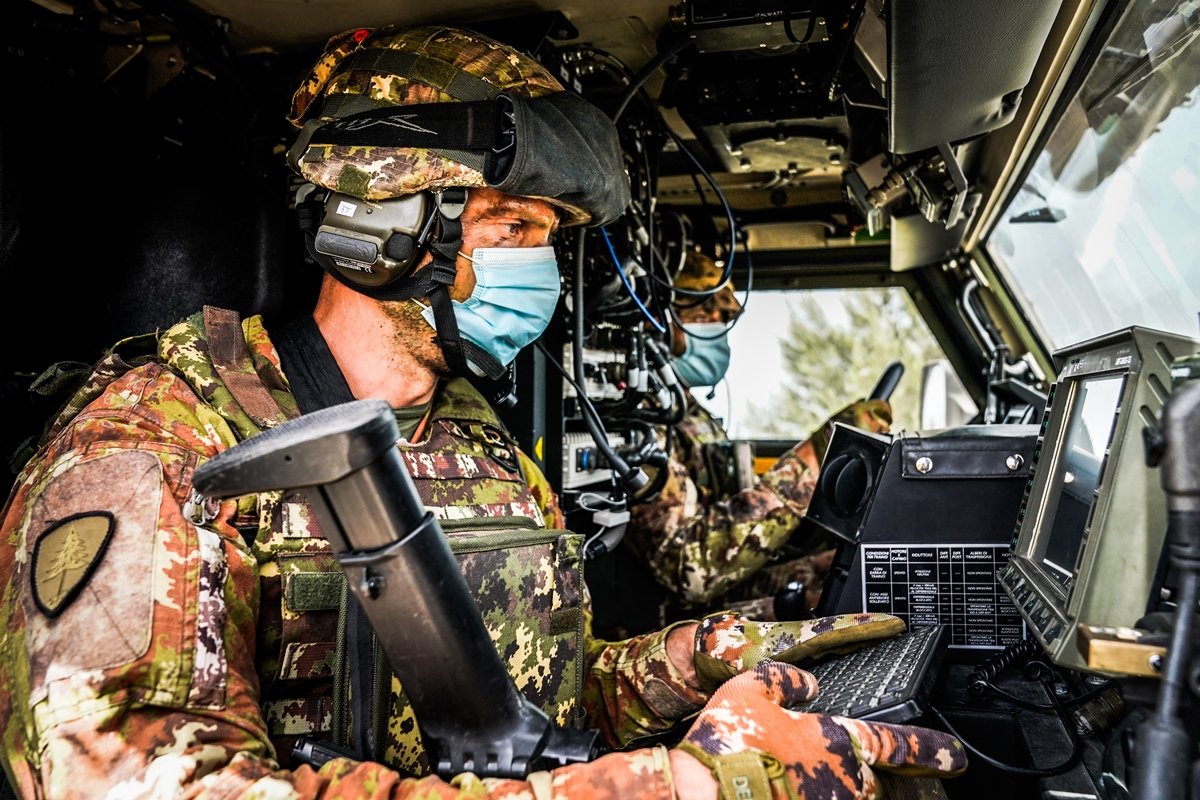 CiroNappi6's tweet image. Show of capability of #NEC (Network Enabled Capabilities) Force of the 🪖 🇮🇹 Italian Army. A total connection guaranteed by the stationed server areas, to the mobile systems as TC2, Situation Awareness and C4N installed on the VBM #Freccia FV 8x8 and IVECO #VTLM2 &quot;Lince 2&quot; 4x4.