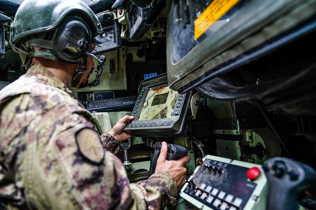 CiroNappi6's tweet image. Show of capability of #NEC (Network Enabled Capabilities) Force of the 🪖 🇮🇹 Italian Army. A total connection guaranteed by the stationed server areas, to the mobile systems as TC2, Situation Awareness and C4N installed on the VBM #Freccia FV 8x8 and IVECO #VTLM2 &quot;Lince 2&quot; 4x4.
