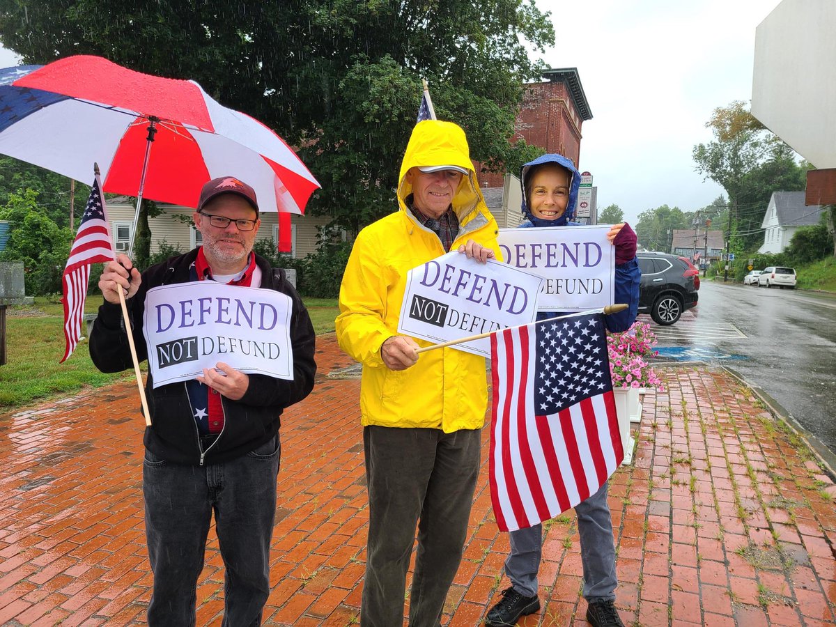 misschristinatn's tweet image. Rainy morning in Epping supporting our local police officers 👮‍♀️ and collecting petition signatures to #BacktheBlue . Shout to the @EppingGOP for organizing!!! #LeadRight #NWOA