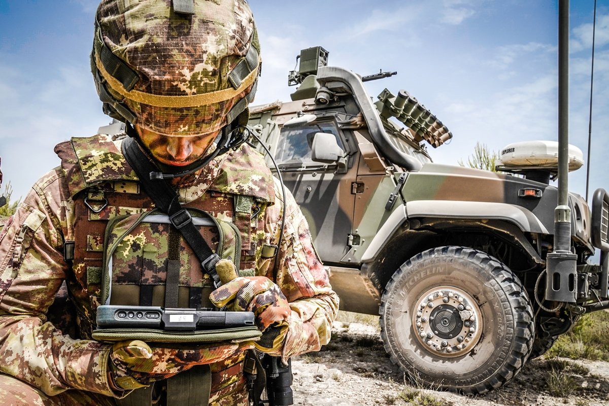 CiroNappi6's tweet image. Show of capability of #NEC (Network Enabled Capabilities) Force of the 🪖 🇮🇹 Italian Army. A total connection guaranteed by the stationed server areas, to the mobile systems as TC2, Situation Awareness and C4N installed on the VBM #Freccia FV 8x8 and IVECO #VTLM2 &quot;Lince 2&quot; 4x4.