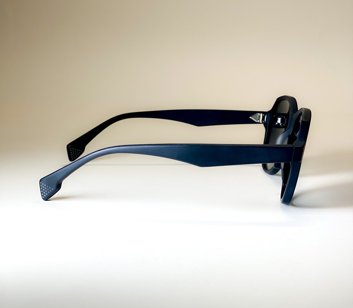 OxfordEyes's tweet photo. Introducing #STATEOptical Co.’s collaboration with Grammy winning artist @_MAXWELL_. Proceeds from this limited edition frame are donated to @opticalindustry’s Open Your Eyes Scholarship, helping underprivileged high school students achieve their dreams in the optical industry. https://t.co/3M8BR0ggvP