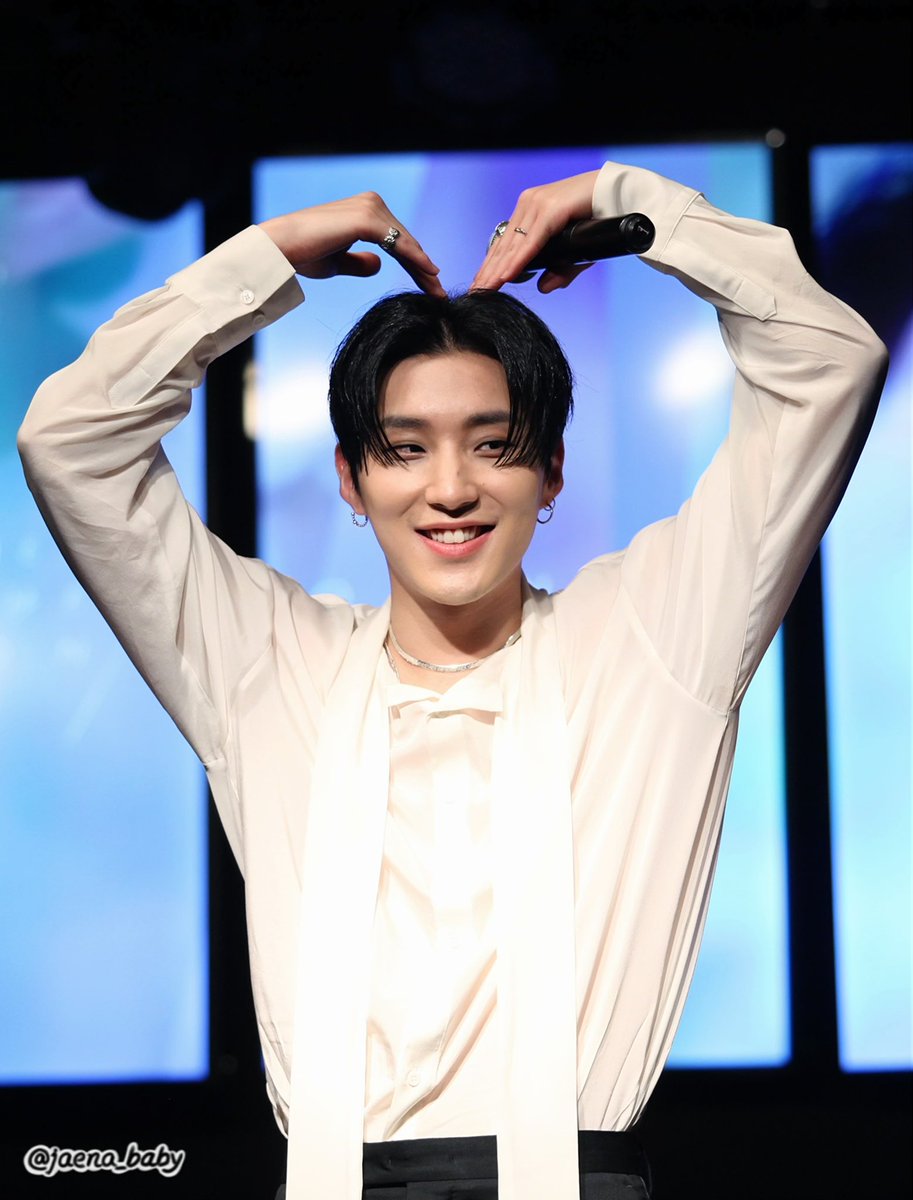 애나 tweet media