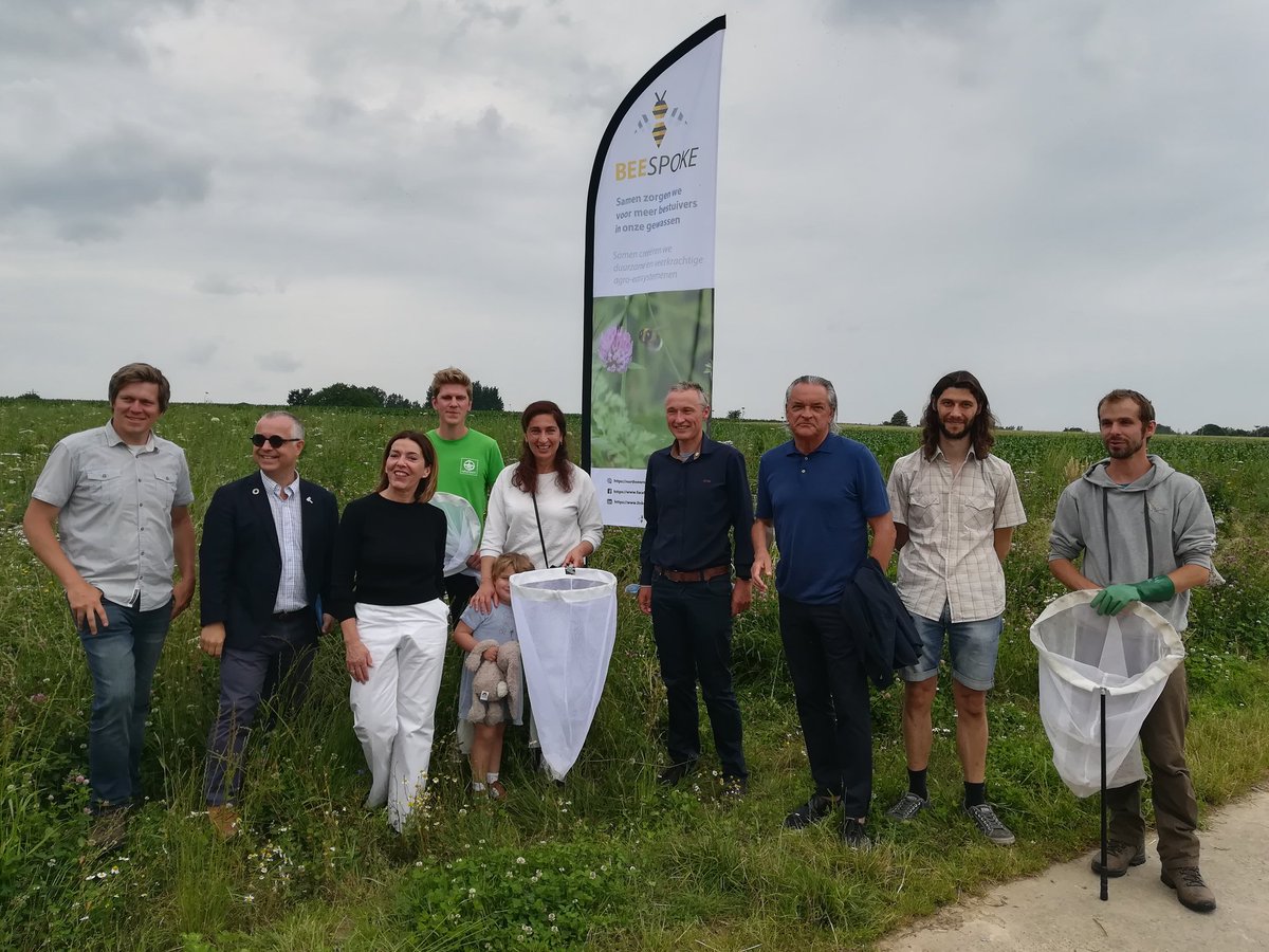 ElsSeghers's tweet photo. terreinbezoek van @Zu_Demir aan Demoveld #beespoke in @gemeenteHerzele Toelichting van @VLMtweet @ugent @guysmagghe en @natuurstudie Mooie samenwerking met landbouw in de praktijk https://t.co/QPLY9pHQAj