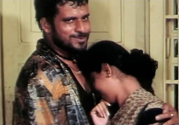 PatelDevansh's tweet photo. Even @BajpayeeManoj had no idea that he played #TheFamilyMan in this explosively emotionally ‘drenched’ scene from #Satya
My favourite scene from the film. @ShefaliShah_
#23YearsOfSatya https://t.co/sEHuubxWNT