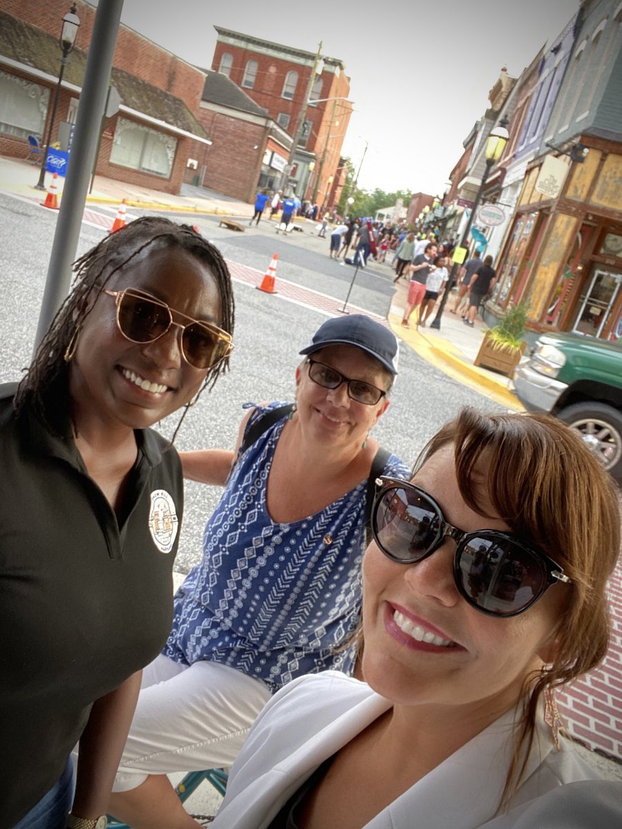 MayorJennJewell's tweet photo. A town is more than streets &amp; buildings. A town is the community that gives it life. First Friday was amazing from music, vendors, games, food, bike parade, and 💥fireworks💥. Thanks to Downtown Snow Hill, Snow Hill Area Chamber of Commerce, &amp; countless volunteers. #SnowHillMD https://t.co/xjgH8xm5hD