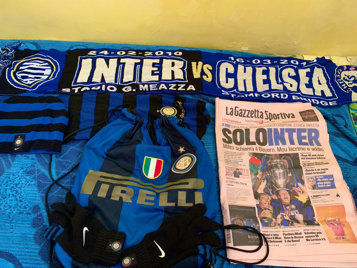 fifinhoso's tweet photo. Ho ritrovato il mio kit #Triplete con cui andai a vedere #InterChelsea anno santo 2010.
Sacca Inter con sciarpe, guanti e cappellino. E poi la gazzetta del Trionfo che custodisco nella sacca 🖤💙🖤💙
@Inter #Inter #amala https://t.co/2Tn23YxVga