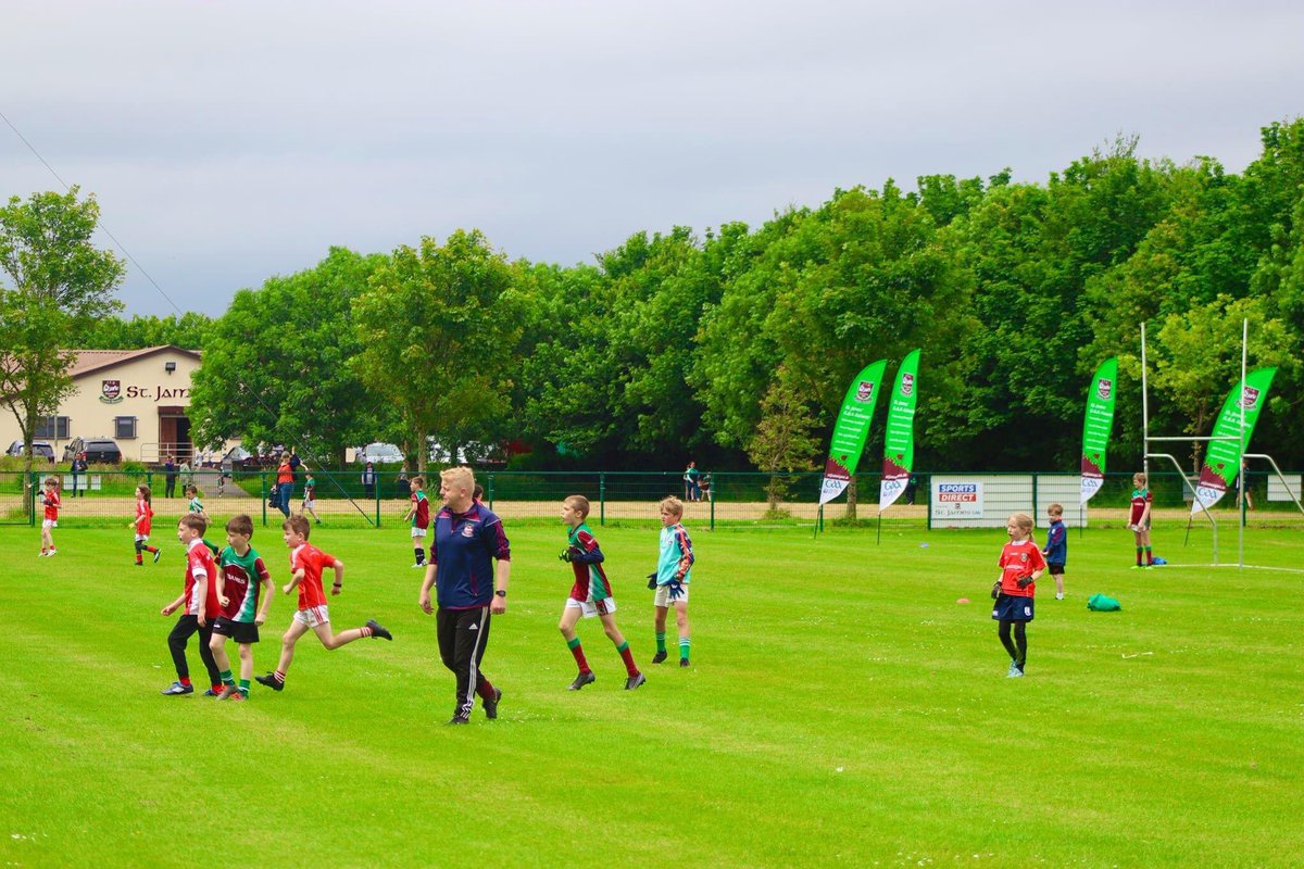 galway_st's tweet image. A great morning of Gaelic games was had in Mervue. The club hosted Tuam Stars and teams from the U8 &amp;amp; U9 groups played Go-Games 🏐

Well done to everyone involved and we look forward to their next outing 🤙

#RealPlayerDevelopment
