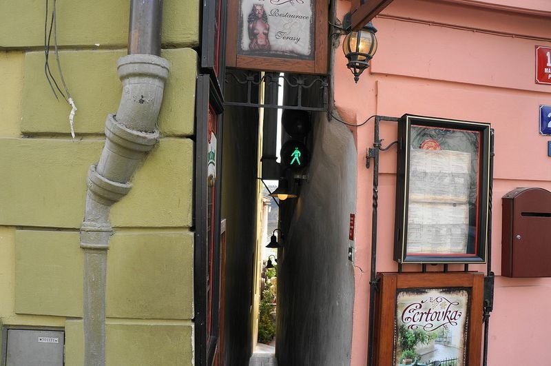 LatimerGeog's tweet photo. Saturday’s #Euro2020 kicks off with #CzechRepublic with the narrowest street in Prague just 50 cm wide 🏙️ v #Denmark where the town of Billund is the main producer and exporter of Lego 🌍 #CZE
#DEN https://t.co/zisjz195hV