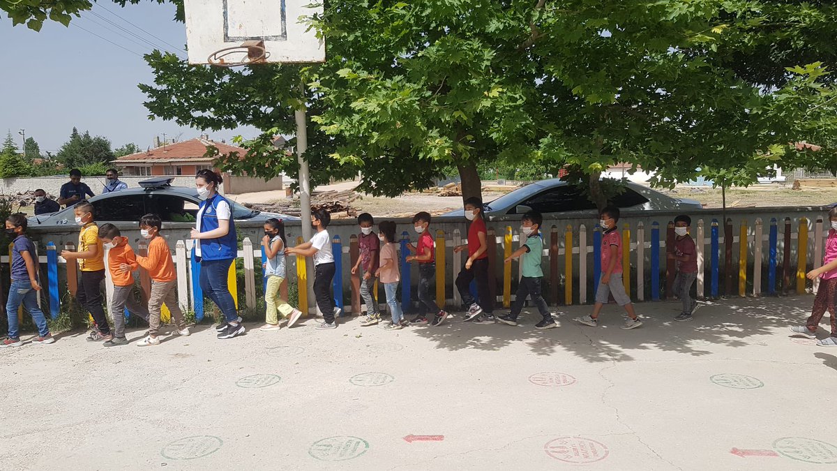 EskisehirGM's tweet photo. Eskişehir Gençlik Merkezi olarak bizler de gönüllü gençlerimiz ile birlikte Şehit Enis Yücel İlkokulunu ziyarete gittik.📍
Hediyelerimizi dağıtıp🍭, oyunlar oynayıp,karne heyecanlarına ortak olduk📜 😍
#MerkezimdeBuYaz
#GönüllülükKulübü
#MerkezimHerYerde
#GençlerinİyilikAğacı https://t.co/9mt72aDlZ3