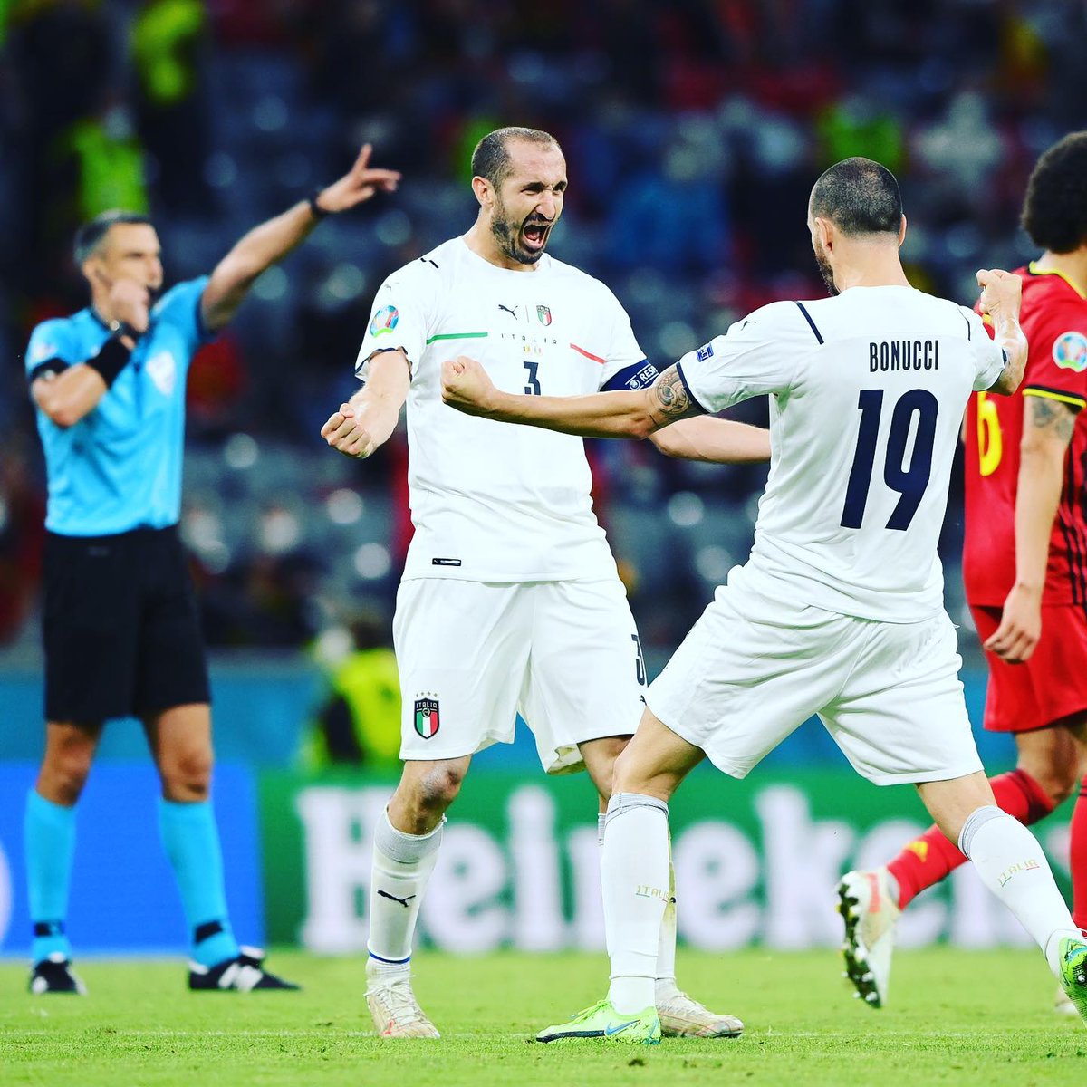 They are not 19-year olds with cool haircuts.

They don't have 50 millions followers on Instagram.

They don't have great cards on FIFA.

They only know one thing and that's proper defending.

Chiellini &amp; Bonucci 👏