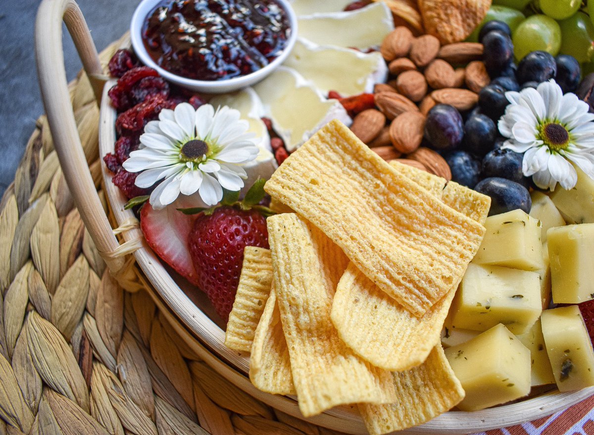 The_DailyCrave's tweet photo. The perfect way to gather around with friends and family ❤️
•
•
•
Wishing you all a very happy and safe July 4th weekend!🇺🇸✨ https://t.co/OB9iKuCjX5