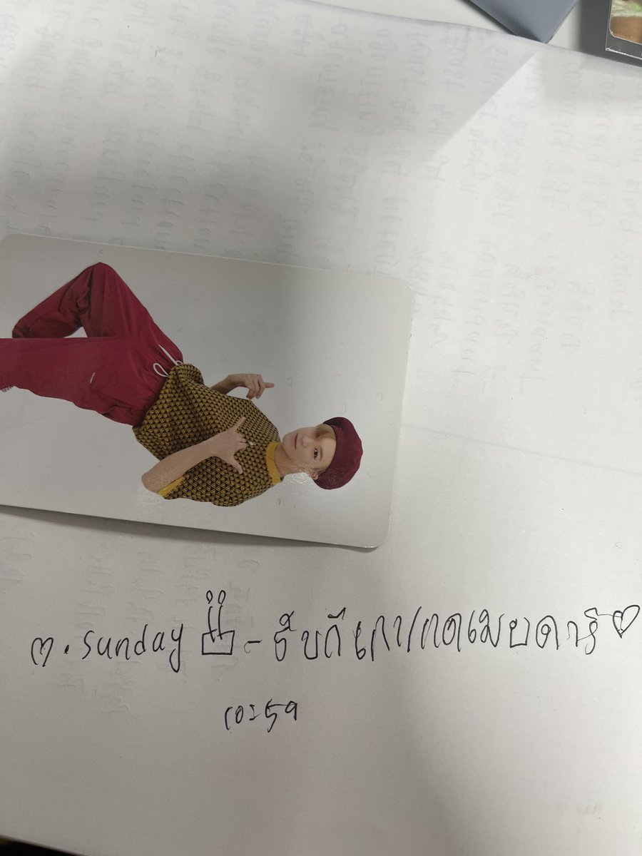 เอ็นดูเกาหลีมาก นางบอกว่าจะให้ถ่ายรูปยังไงเราก็บอกเขียนชื่อให้หน่อย ก็นึกว่าจะเขียนว่า Sunday เฉยๆแต่เขียนมาทั้งหมดเลย แล้วคือเขียนภาษาไทยน่ารัก55555555555555555
