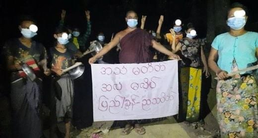 We_Will_Winnn's tweet photo. Anti-dictatorship Night Protest in Pyigyitakhun, Mandalay

“ May  death coincide with your birthday. If you’re still alive, may you suffer from stroke and stay in the bed for a long time before death “ wishes by civilians for MinAungHlaing #July3RevileStrike https://t.co/w55uFMek48