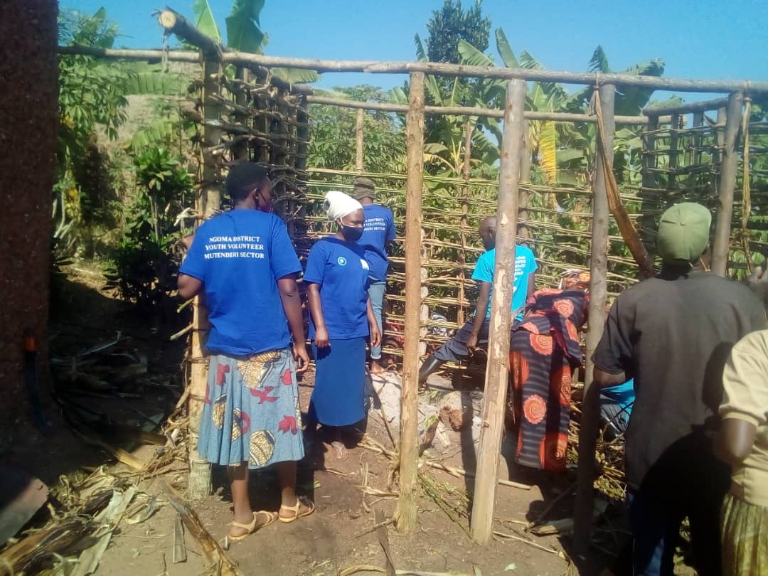 MutenderiV's tweet photo. None ku bufatanye na #Sugira_muryango, urubyiruko rwa @MutenderiV rwakoze umuganda wo guparata inzu y' umuturage utishoboye mu mudugudu wa #Cyanyunga mu kagali ka #Mutenderi
@NgomaYouth @RwandaLocalGov @RwandaYouthVol1 @EKGasana @niyitugize https://t.co/lP2aLFlABG