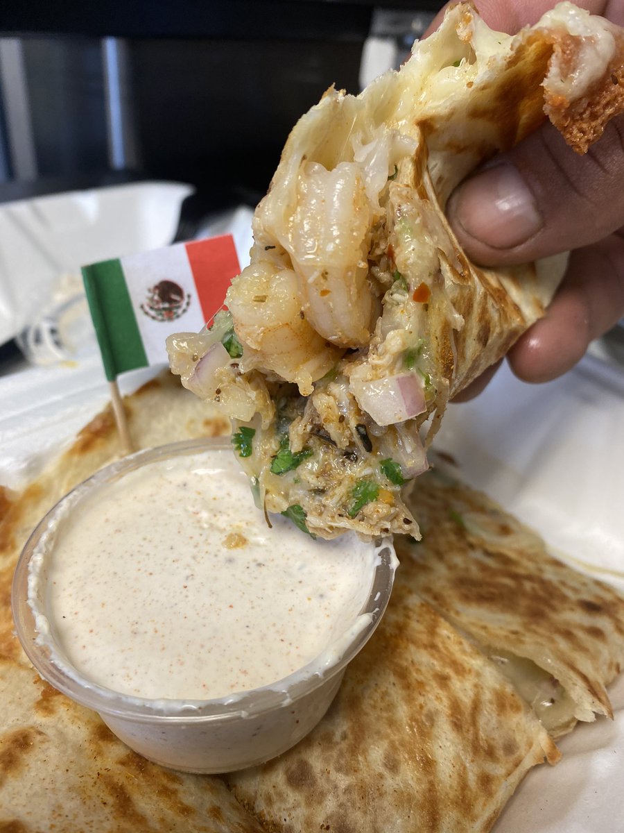 MexOnTheRun's tweet photo. Saturday 7/3 • 12-7pm 
6318 Sherwood Rd. Towson, 21239 
🐄 Birria &amp; Consomé 🥣 
🦐 BMORE Quesadilla 🦀 
🧀 Chips &amp; Queso Dip 🫕

📖: Full Menu On Our Story
 💵: Cash Preferred 
💳: Card (must have chip) 
🙂 Be Patient, Thank You https://t.co/1mncHWzlUz
