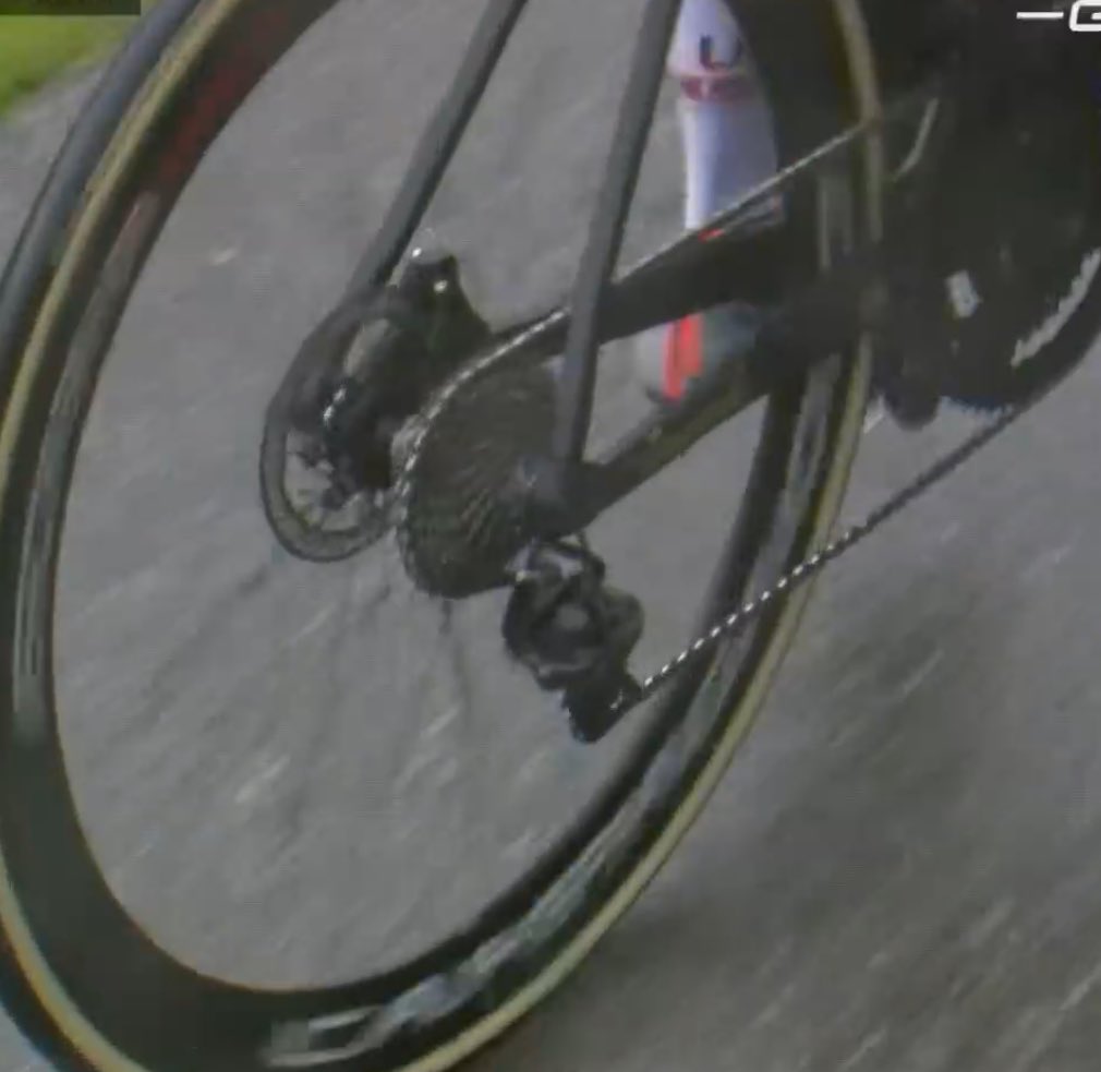 ammattipyoraily's tweet photo. Pogacar is climbing with big ring. #TDF2021 https://t.co/xKot5MIzDq