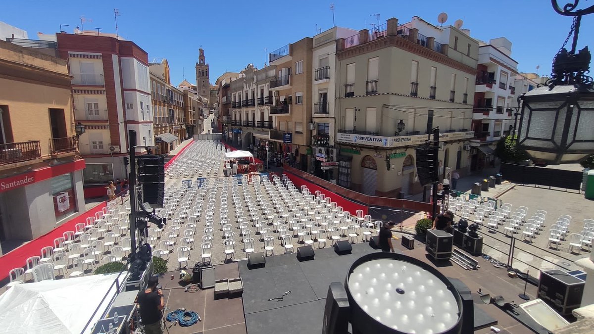 Todo preparado en la plaza del Ayuntamiento para disfrutar esta noche de nuestro Gazpacho. Con el cante de Capullo de Jerez, Estrella Morente y María Terremoto, el baile de Juan de Juan y la guitarra de Gastor de Paco.

#MorónXdescubrir
#flamenco
#turismo
#cultura