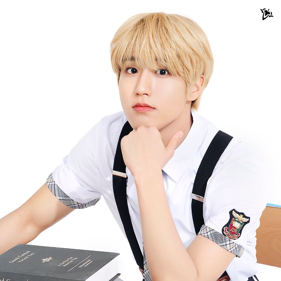 HANJILOOK's tweet photo. han jisung looks so good in suspenders https://t.co/xD1tsUnlge