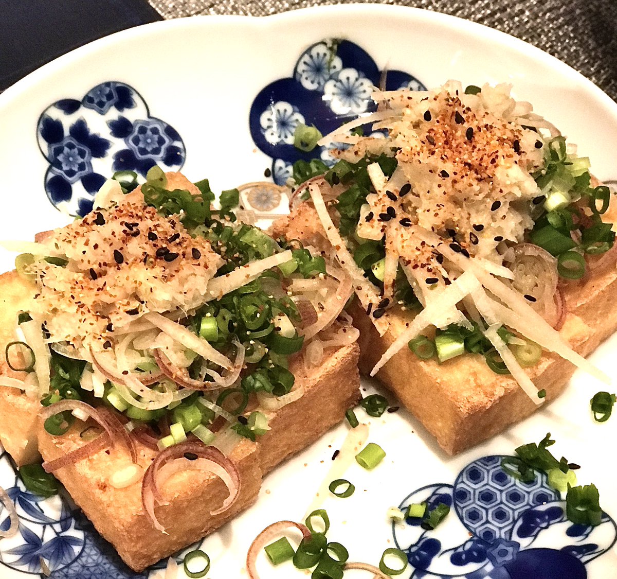 Sungja_e_Seiko's tweet photo. 牛肉と春雨のエスニックサラダ。ナンプラーとパクチー、ライムが効いてる。あとはあっさり茄子の丸焼き、生揚げ焼き。ワインはこの時期スッキリする泡。うちの定番 #rotari ロゼ。#おうちごはん #wine #家飲み https://t.co/0zzGPTyEX1