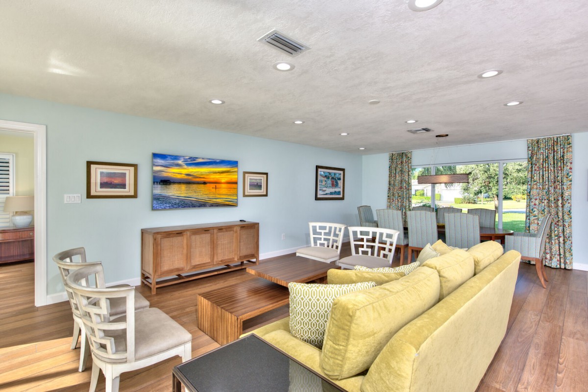 NaplesVacation's tweet photo. The NEWLY RENOVATED Rovigo Vacation Rental at Kings Lake is a beautiful pool home situated in the elegant and popular community of Kings Lake. https://t.co/4E47F5RZhC https://t.co/83tbVYbeS2