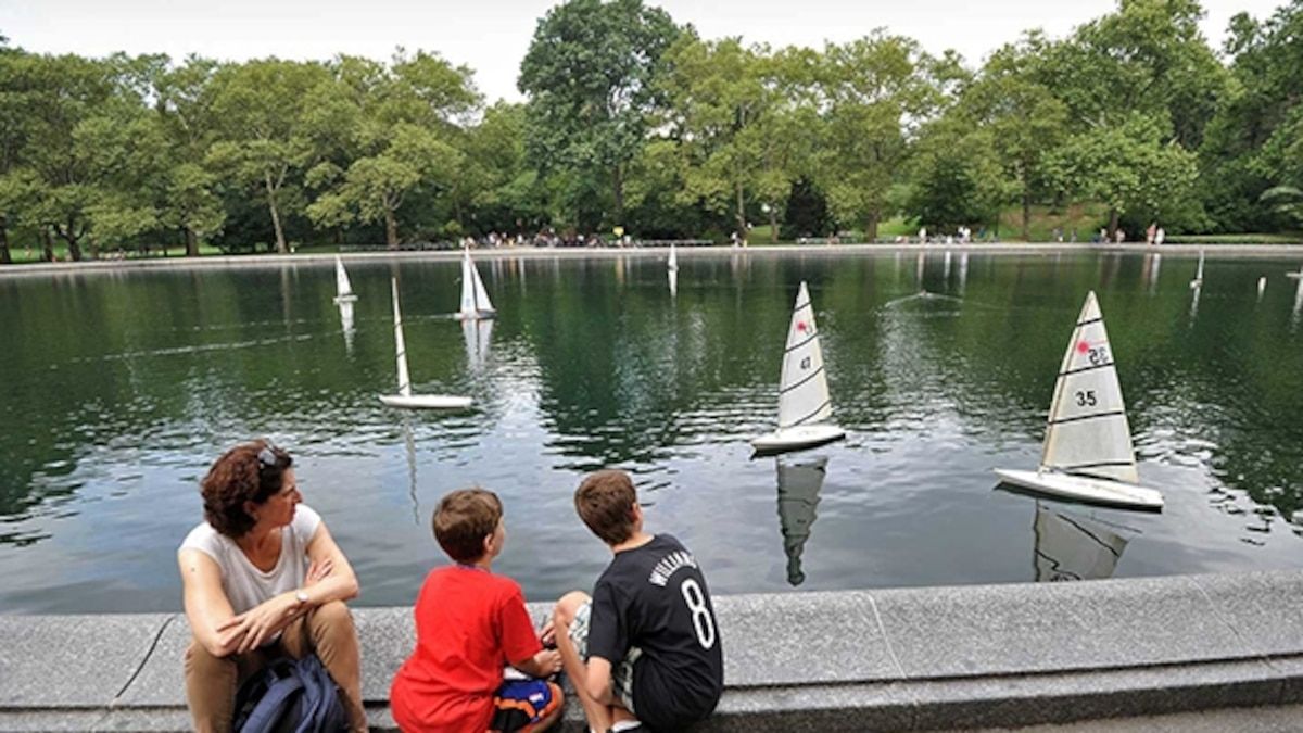 royalyachts's tweet photo. Model sailboats ply the Conservatory Water, an area popular with families in Manhattan's Central Park. What an adventure.  #RoyalYachtCharters
https://t.co/NnMPqL8VQJ https://t.co/8TQGrLOIDq