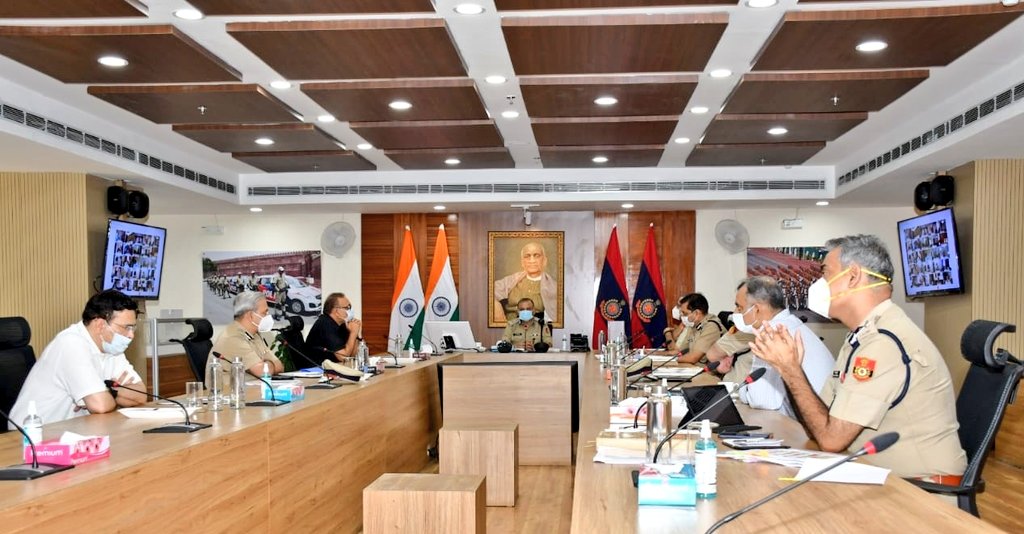 "Visibility &amp; Accessibility key to capital's policing," <a href="/CPDelhi/">CP Delhi #DilKiPolice</a> Sh Balaji Srivastava told district DCsP while chairing first #covid &amp; crime review after taking over. Dominate the streets to make it safe for citizens, he said, also stressing on anti-terror preparedness for I-Day.