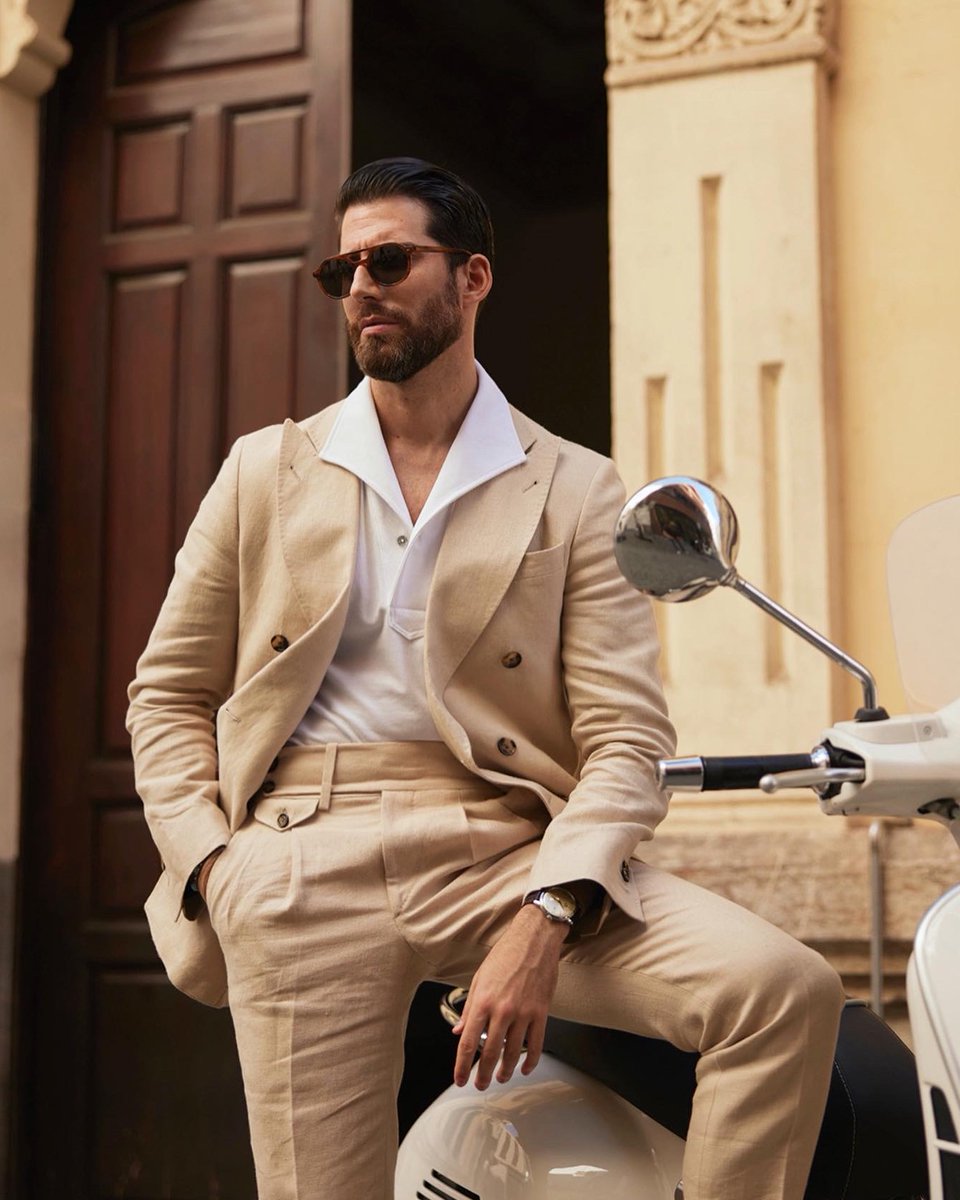 TheCloosCorp's tweet image. Ride in style with a pair of Cloos 🛵 @carlos_domord wears our Larvotto - Bourbon for an iconic look. #TheLarvotto #ChristopherCloos #TimelessFrames