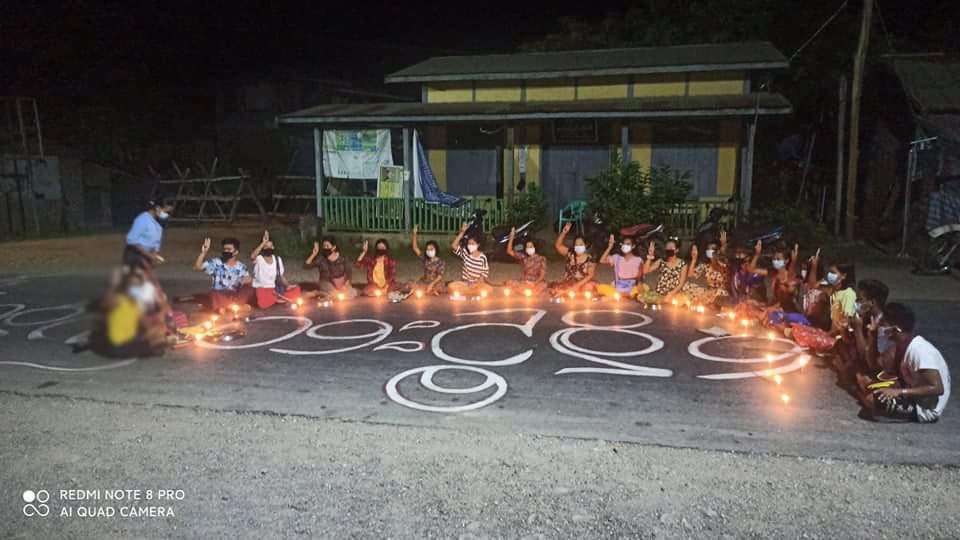 Htethte33548428's tweet photo. A candlelight night strike as seen in #Gantgaw Tsp. 

#MurdererMinAungHlaing
#July3RevileStrike
#WhatsHappeningInMyanmar https://t.co/mOhGNwK7J0