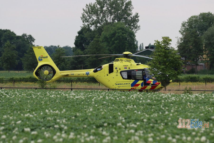 Traumahelikopter landt aan de Kattenbroekerweg in #Lunteren voor medisch incident. 112Ede.