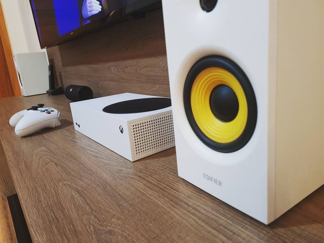 KV_2077's tweet photo. ¿Creen que #Xbox #SeriesS aguantará toda la generación? 

Esa es una pregunta que veo repetidas veces en todos lados, pero es algo tan obvio que es insultante.

¿De verdad piensan que #Xbox sacaría al mercado una consola que quede obsoleta en 3 años? https://t.co/EPjWmhYnRR