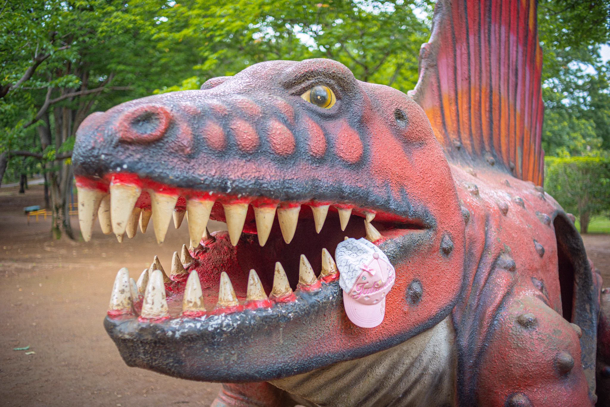 公園の遊具に親切に落ちた帽子が掛けられていたけど？女児が食べられたみたいだったwww