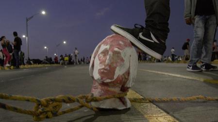 Jahfrann's tweet photo. Exigen justicia y acciones inmediatas por un monumento derribado, consideran un insulto que arrastren la cabeza del "conquistador" pero no sé pronuncian sobre los cuerpos desmembrados de las y los jóvenes Colombianos. https://t.co/j78oiABP4Z