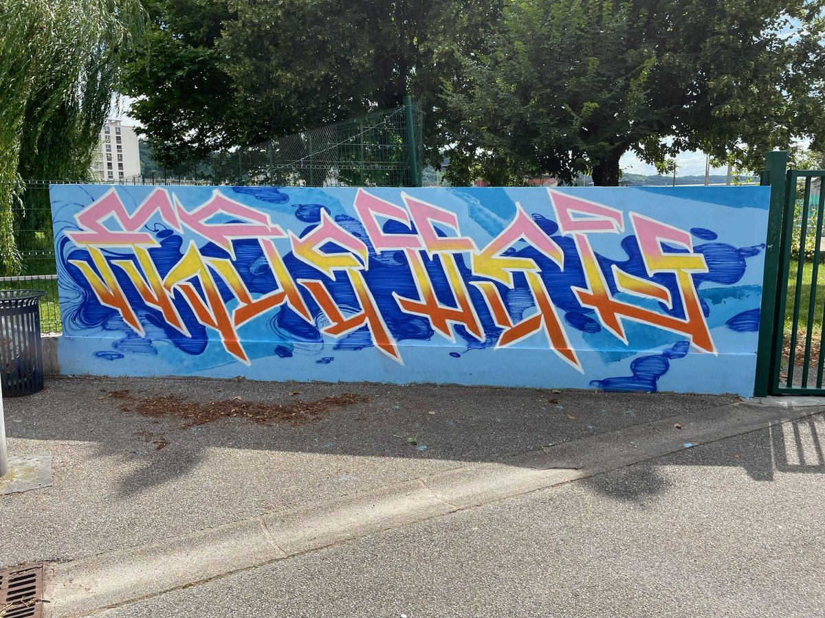PreBenit38's tweet photo. Finalisation du projet GRAPHE de la section #UPE2A en lien avec les arts plastiques pour exprimer la diversité dans l’union : le mot « UNITÉ » écrit dans les alphabets arabe, cyrillique et latin https://t.co/ngvbpmdqaW