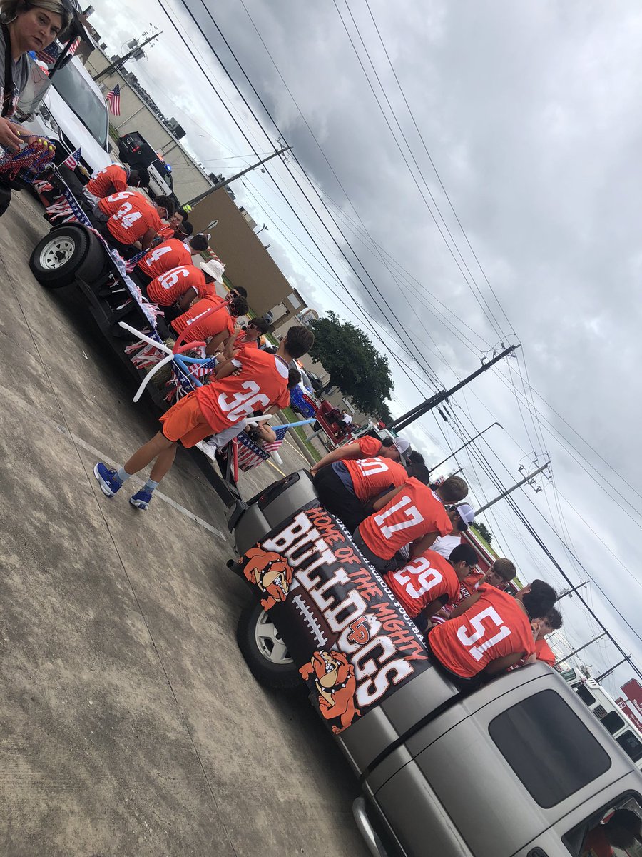 TeepeCPE's tweet photo. Bulldogs on Parade 🧡🤍 It’s a GREAT day to be a Bulldog #KeepLaPorteStrong #LPISD https://t.co/zZzVvhI7rP