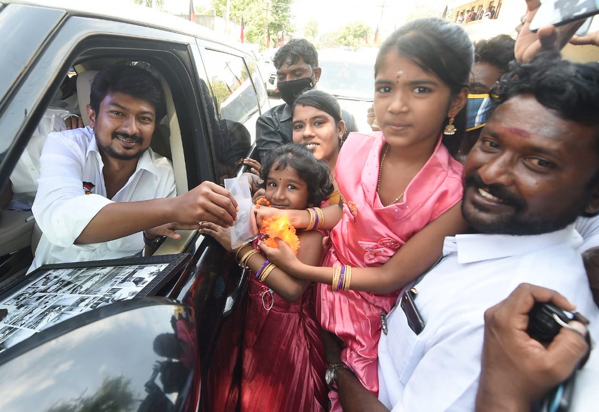Udhaystalin's tweet photo. விருத்தாசலத்தைச் சேர்ந்த சிறுமி சஞ்சனா கொரோனா தடுப்பு பணிக்காக மாண்புமிகு முதலமைச்சர் அவர்களின் பொது நிவாரண நிதிக்கு தன் சேமிப்பு ரூ.146ஐ 
இன்று என்னிடம் வழங்கினார். மேலும், ரவை, கடுகு, உப்பை கொண்டு என்னை ஓவியமாக வரைந்து என்னிடம் பரிசளித்தார். சஞ்சனாவின் தூய அன்புக்கு நன்றி. https://t.co/SGnA2RExPy